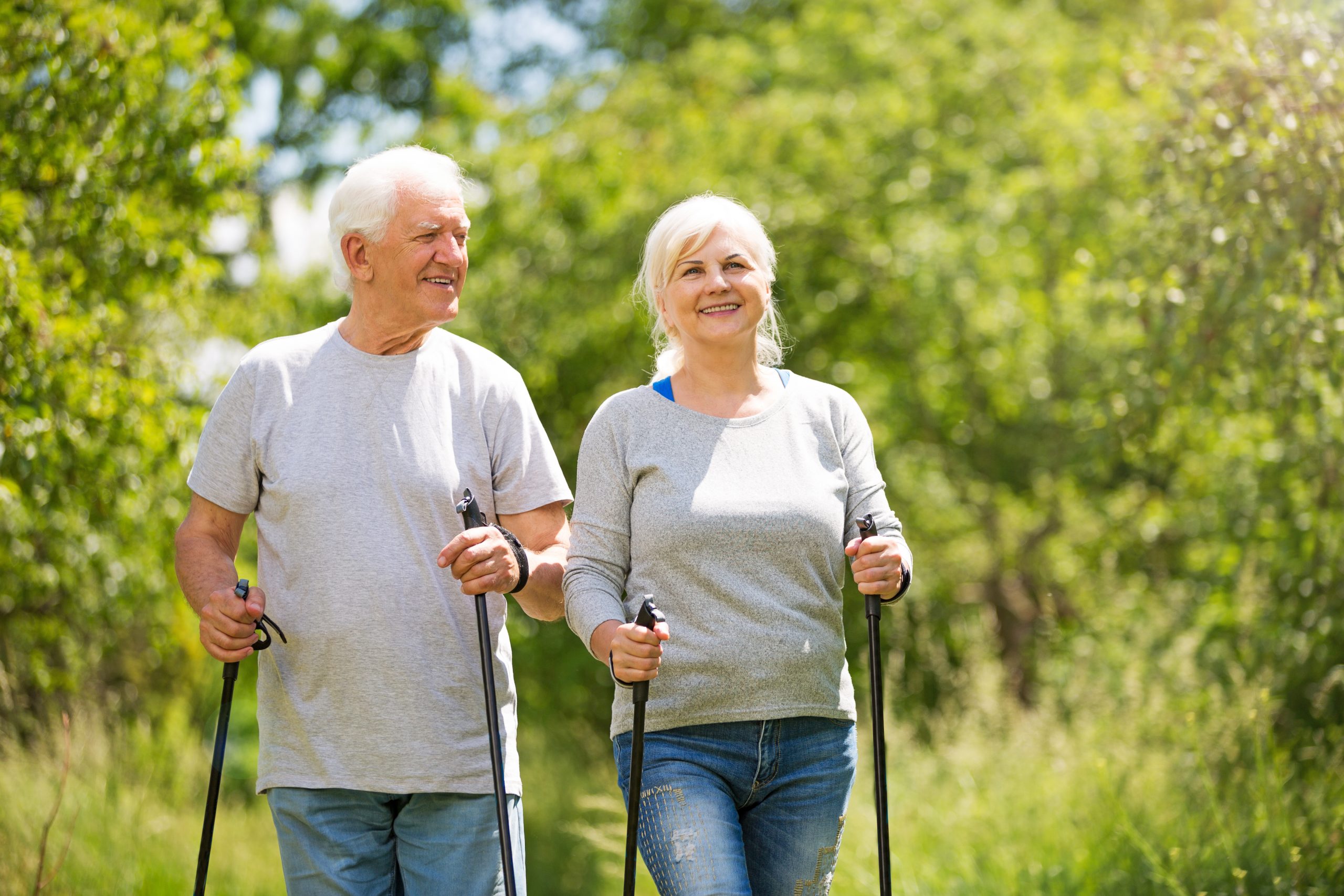 В пожилом возрасте появилась. Активное долголетие здоровая Рязань. Скандинавская ходьба для пожилых людей. Скандинавская ходьба пенсионеры. Пожилые люди.